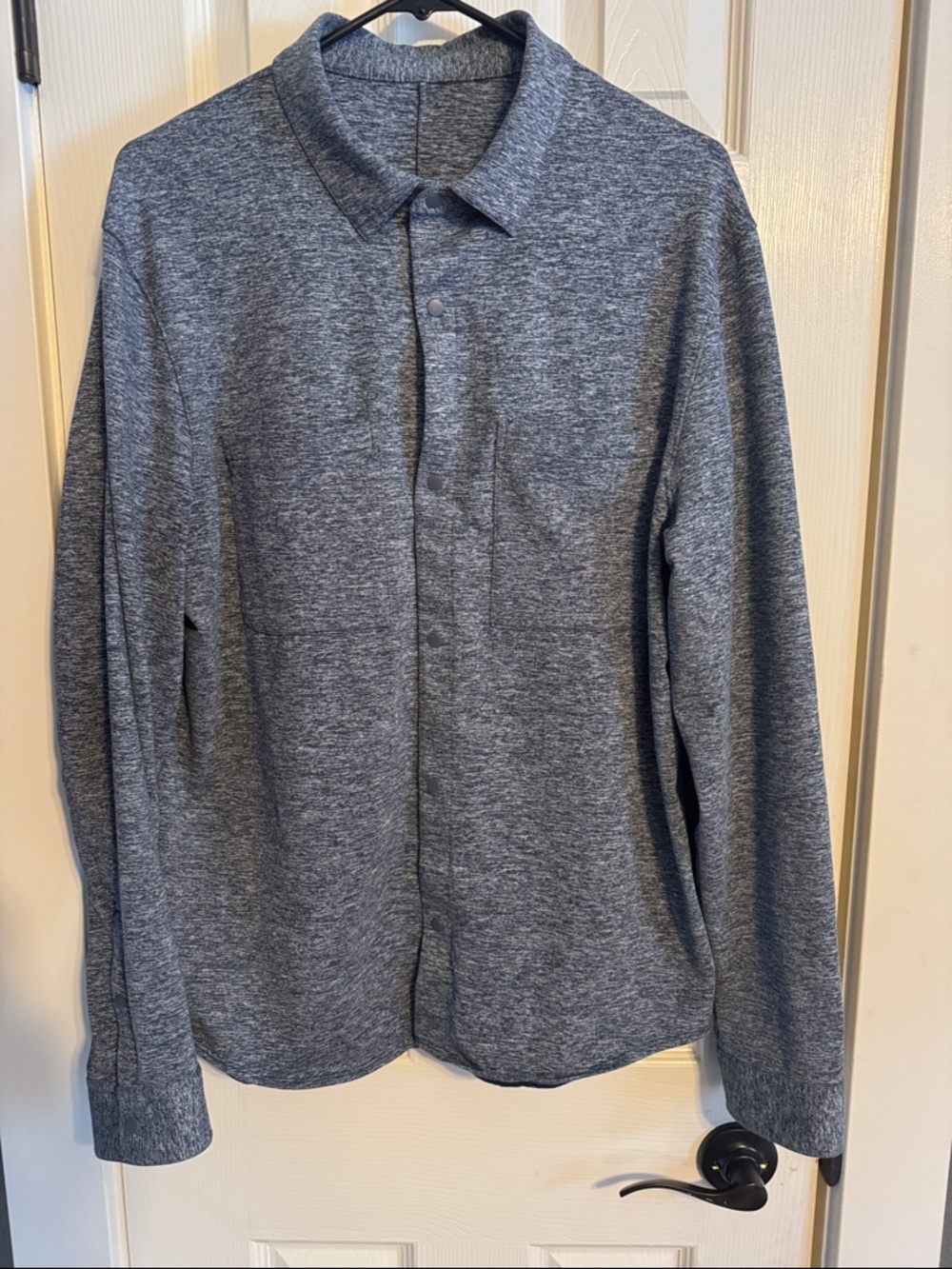 Stunning men’s Lululemon super soft casual shirt in size Large.